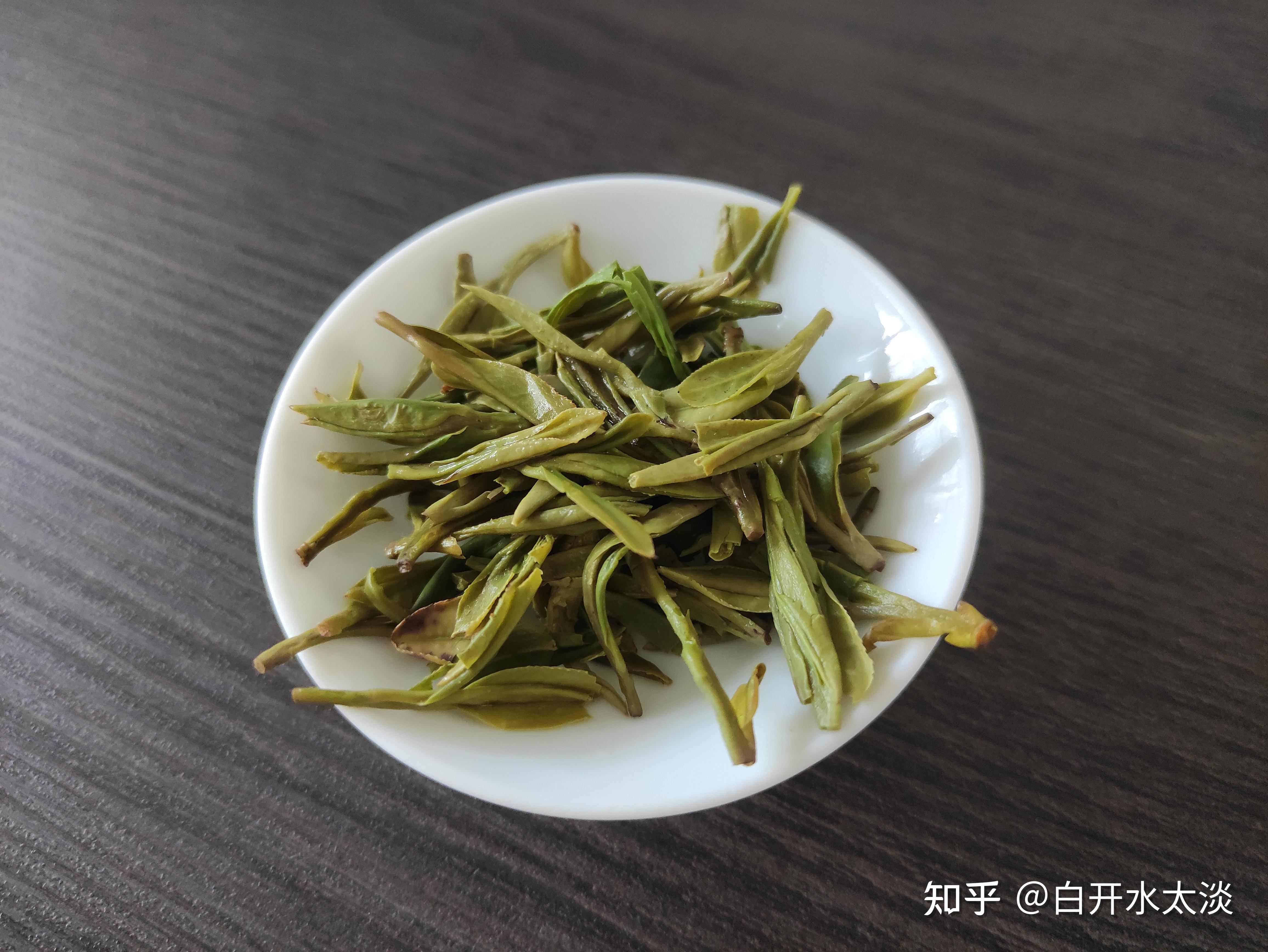 嫩绿明亮香气:高爽馥郁持久,优质西湖龙井具有明显的豆香和兰花香外形