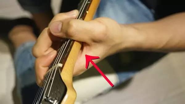 如何正确的练习吉他的左手手型?