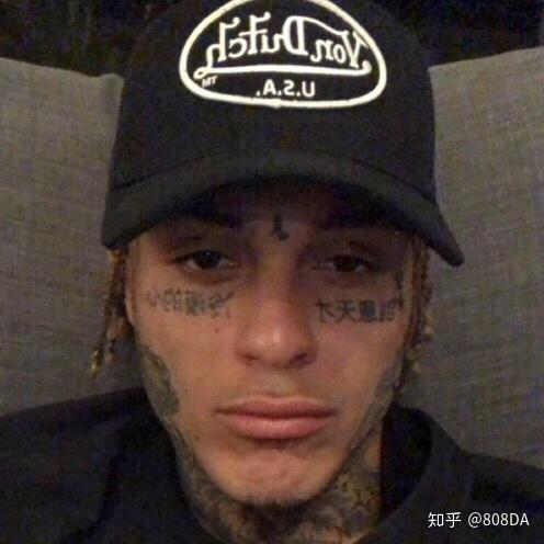 毕竟脸上有纹身真的不好找工作 附上lil skies 和 lil peep 的图