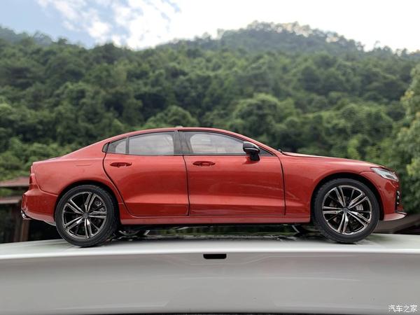 沃尔沃s60熔岩红1比18车模到手,方寸间尽显至尊匠心