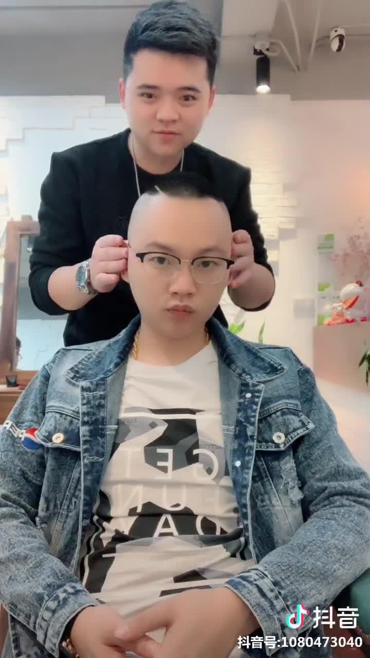 发际线高且m型发际线的男人适合什么发型?额头较大?