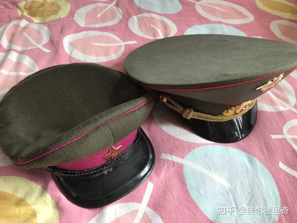 二战苏联大檐帽与俄联邦将官大檐帽在体型上的对比,可以看到俄联邦
