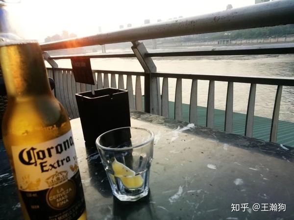 一个人坐在江边喝酒