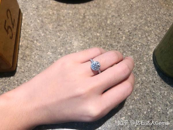 想买1克拉钻戒,预算5万到6万,大概买到什么颜色和净度