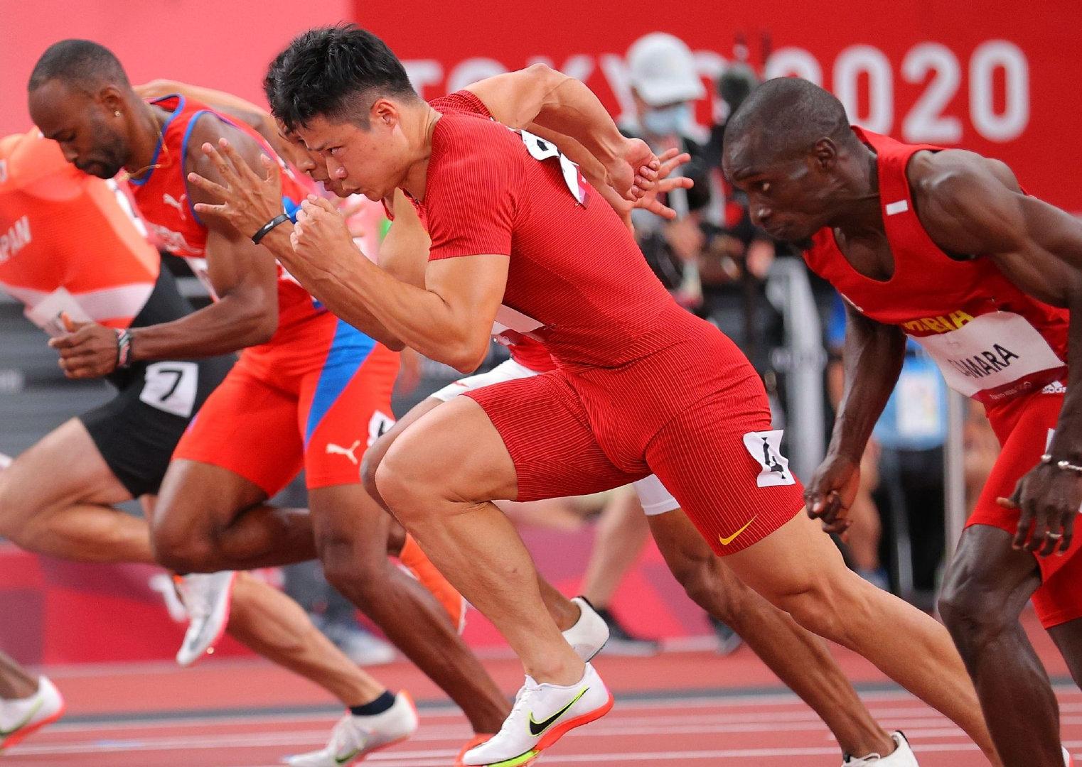 但这也是亚洲人首次站在100米跑的决赛起跑线上,苏炳添,无疑,创造了