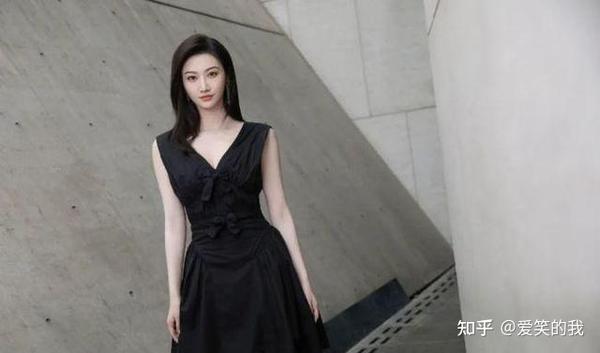 景甜十年以前的旧照,当初被调侃穿得土,网民:淡妆比化妆漂亮