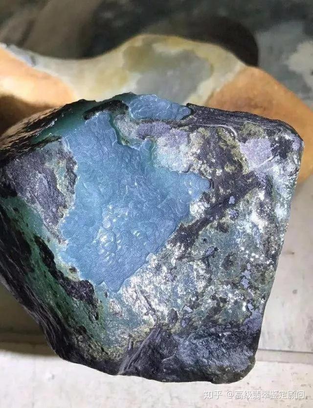 缅甸华侨手上6000买的黑货翡翠原石开窗后変碧海蓝天暴涨几十倍