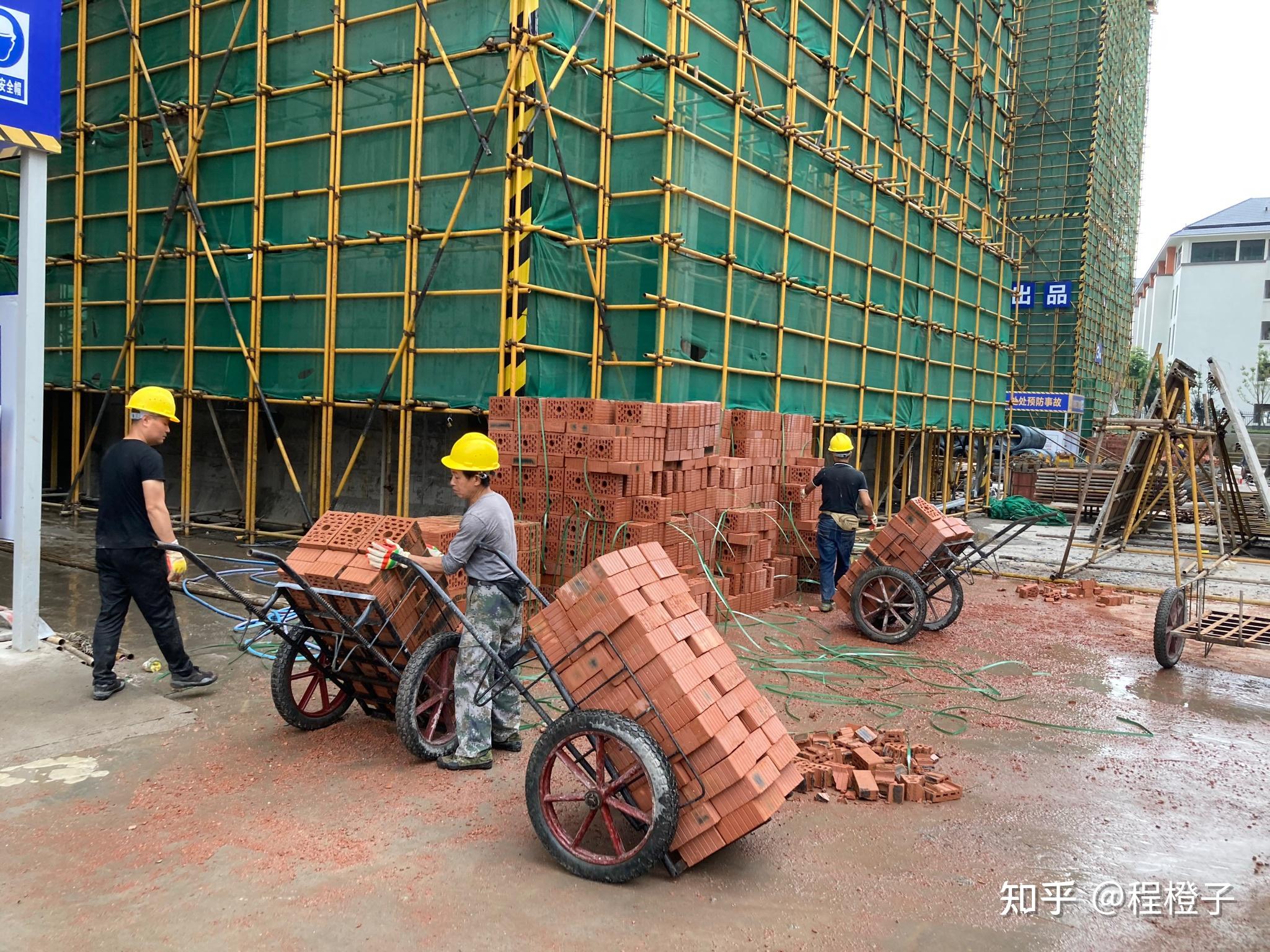 经常有人调侃在工地上搬砖头,多少钱一天呢 知乎