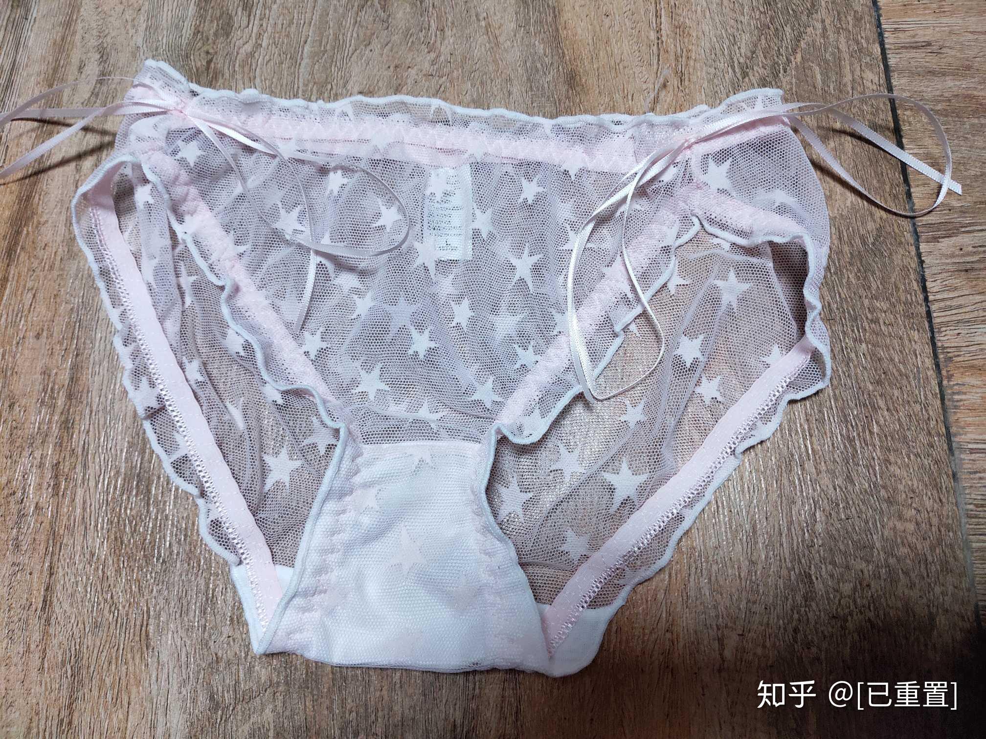 15岁女孩在学校穿裙子不穿内裤,被同学看到阴毛怎么办