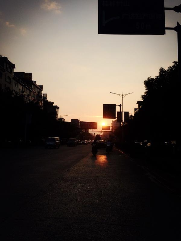 街上的夕阳.