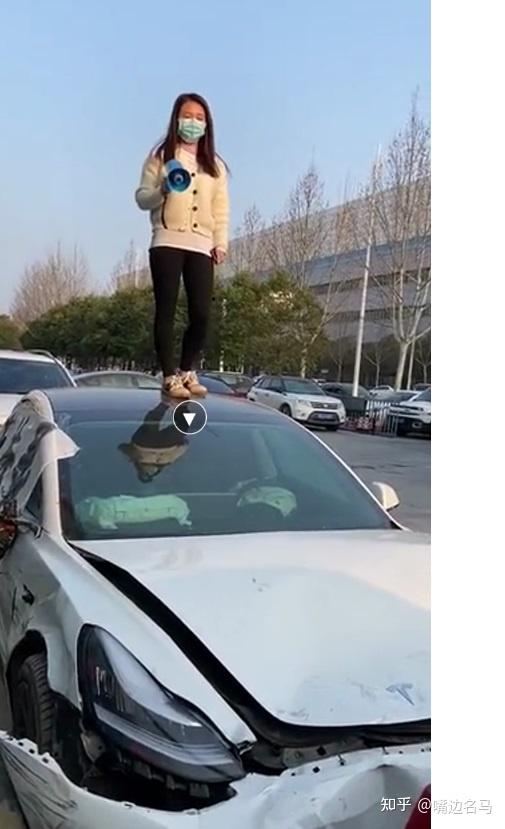 河南特斯拉女车主因"刹车失灵"出车祸站上车顶维权,这两天成了网络