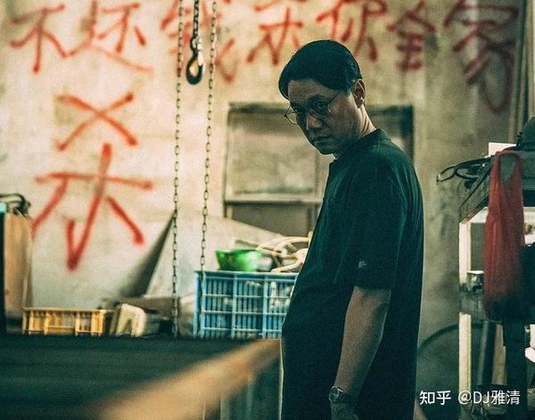 尤其是最后赵立军在走投无路的情况下,挟持林巧儿,逼迫她拿出钱来支付