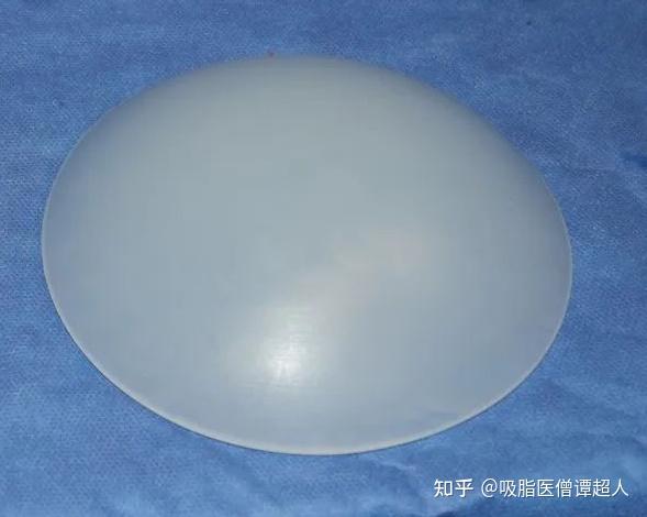 这时候就要用到睾丸假体,而假体的材质有硅胶和生理盐水·小腿肌肉