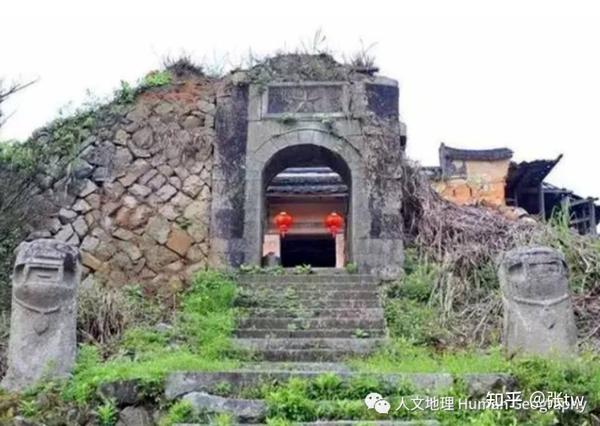 中埔寨又称逢源堡,程德寨,八卦寨,始建于1809 年,庄寨为三进四落式