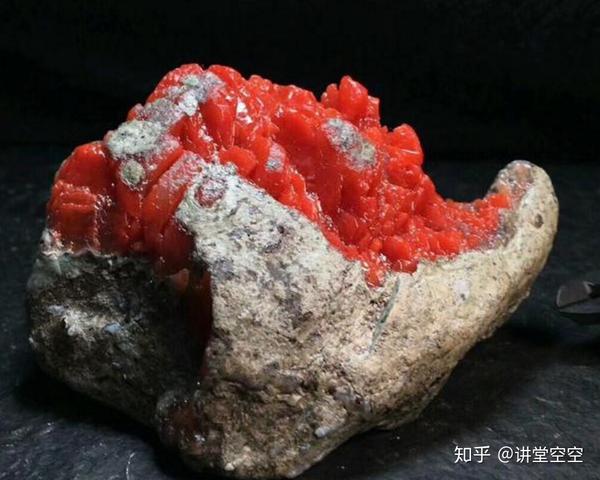 2,保山南红 保山南红的原石多是在悬崖峭壁上,多是黑母岩和玄武岩相