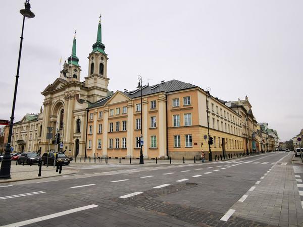 波兰华沙首都疫苗期间的街道干净整洁!