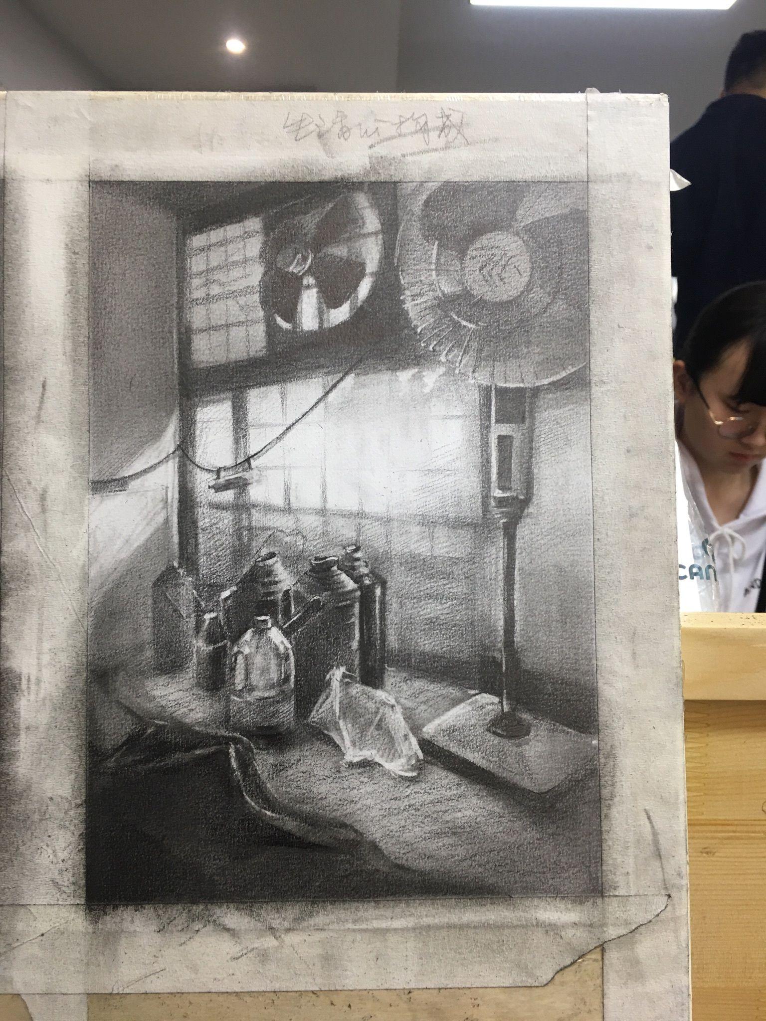 灰面没有形状,都糊糊的再看你的画,桌子下面,墙裙,排风扇那里