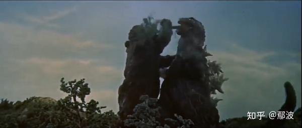 被致敬的是在1962年《金刚大战哥斯拉》中,金刚拔树捅哥斯拉嘴巴.