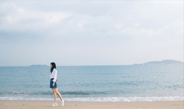 赵今麦海边写真释出穿白衬衣搭黑发红唇效果甜美俏皮名门泽佳