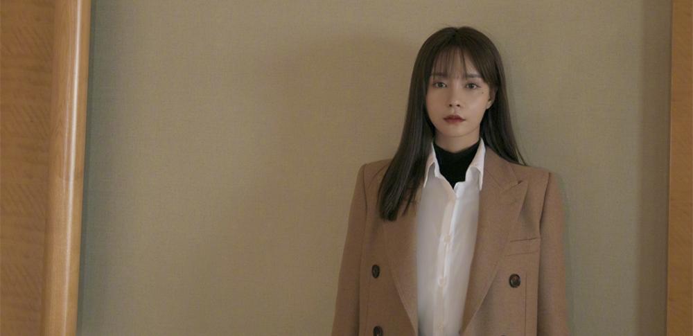 沈梦辰把驼色西装穿火了内搭黑衣优雅干练神情高冷化身女精英