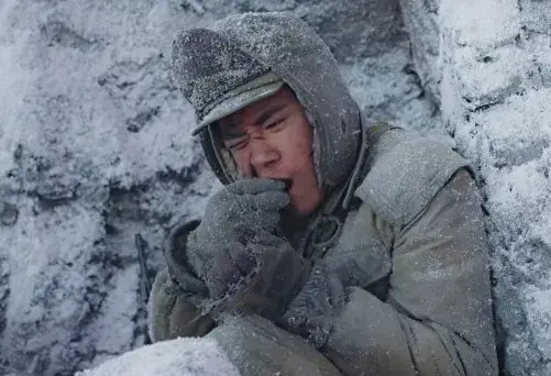 零下40度卧雪食冰为国血战为什么一定要带孩子看这部电影