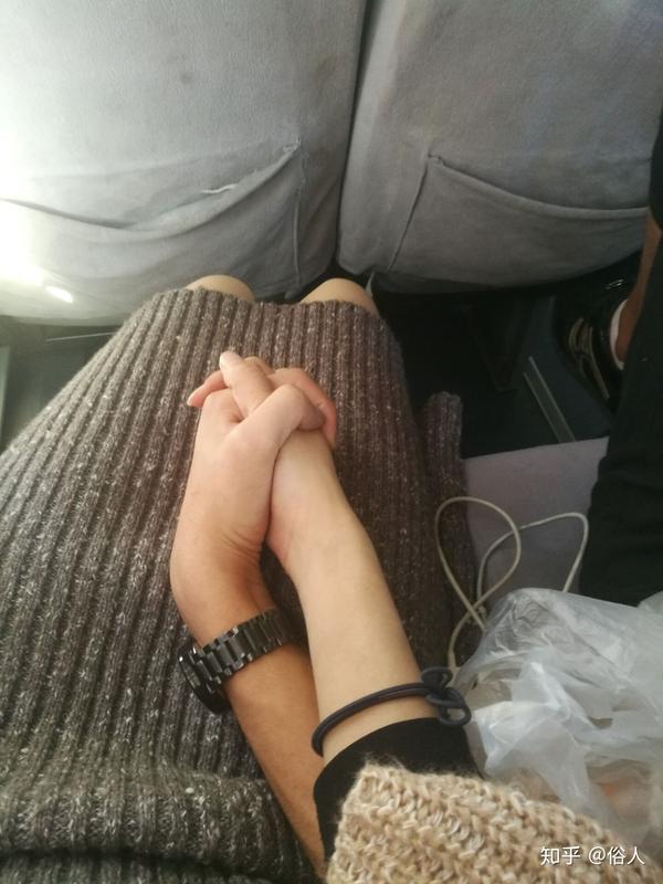 话说女生都爱在公交车上拍牵手的照片?