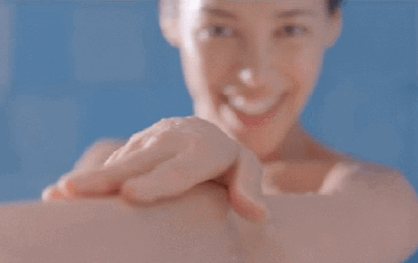 能够快速 深入毛囊, 清除垃圾污垢 彻底解决 黑头和 毛孔拥堵发炎