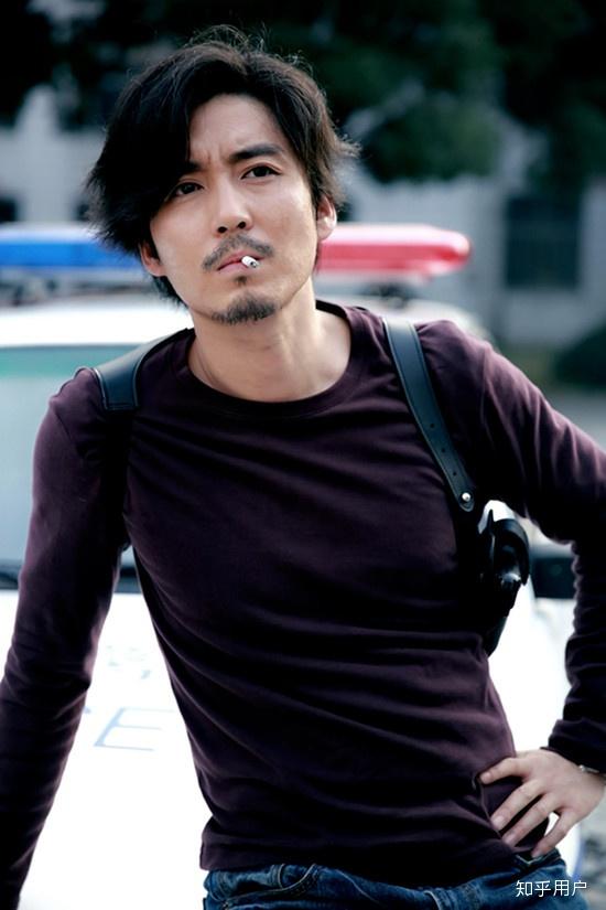 然后他们的胡子都是可以给他颜值加分的,而且男人味十足,同样类似的