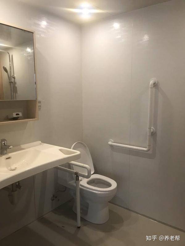卫浴空间设计,改造一般从以下几点入手: 设置安全扶手 卫生间出入口