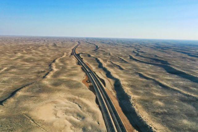 时间将于11月31日通车万众期待的北疆沙漠公路s21最美的风景在路上