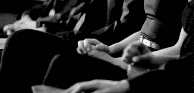 带她去开赛车,赢得好分数时夸她厉害,击掌庆祝;玩射击游戏,僵尸丧尸