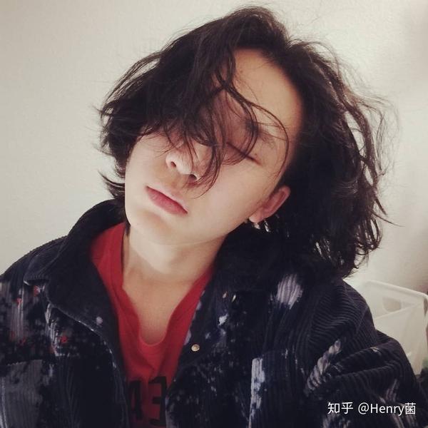 平时上课就会扎起来,在家的话就会放飞自我