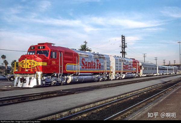 emd sd40-2是一型非常成功的货运机车,1972-1986年生产期内总产量接近