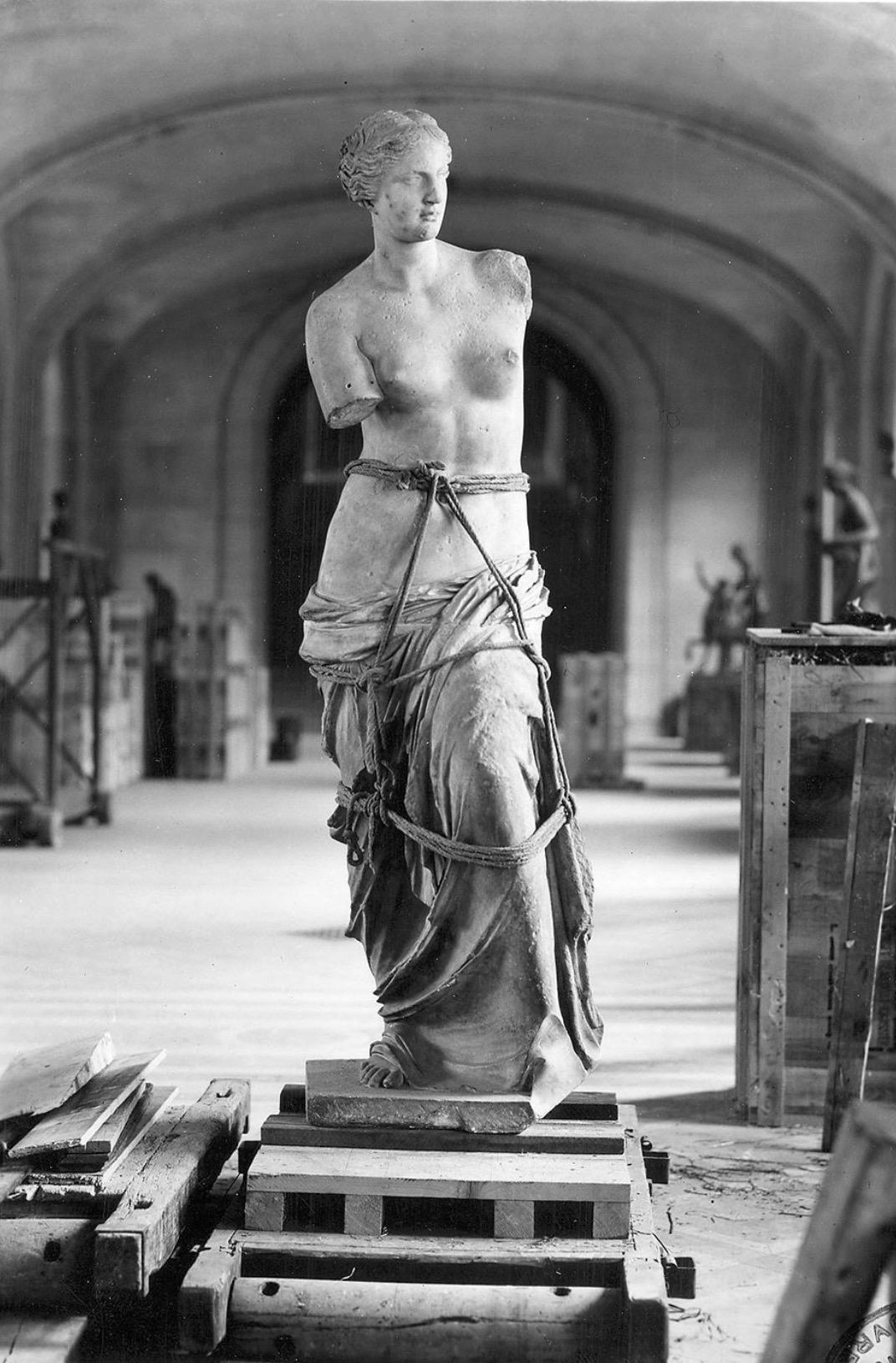 《断臂的维纳斯》,阿历山德罗斯,约公元前 150 年,法国卢浮宫博物馆