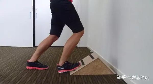 比目鱼肌的拉伸是 屈膝拉伸,比如