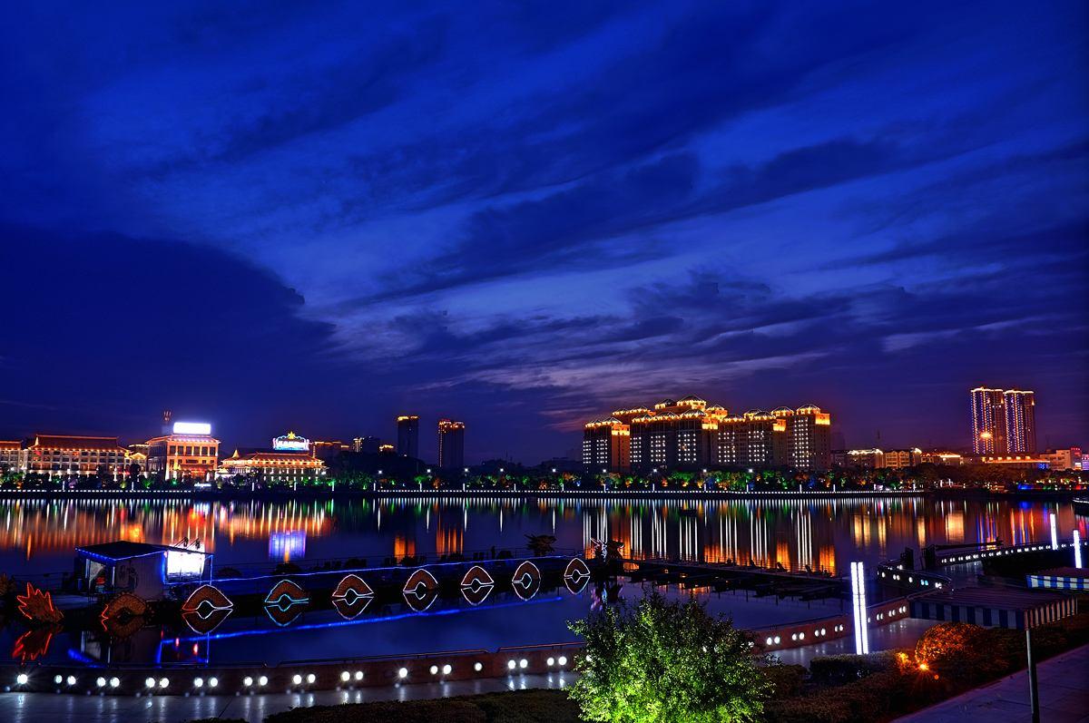 岳阳市位于湖南省东北部,素称"湘北门户",古称"巴陵",又名"岳州"