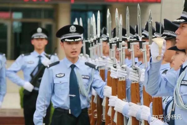 男生上警校后,新增七大气质!