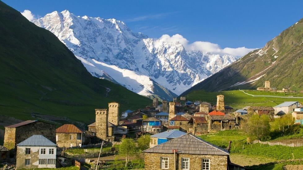 格鲁吉亚坐落在高加索山脚下,黑海之滨,因为 有着迷人的风景,称为"