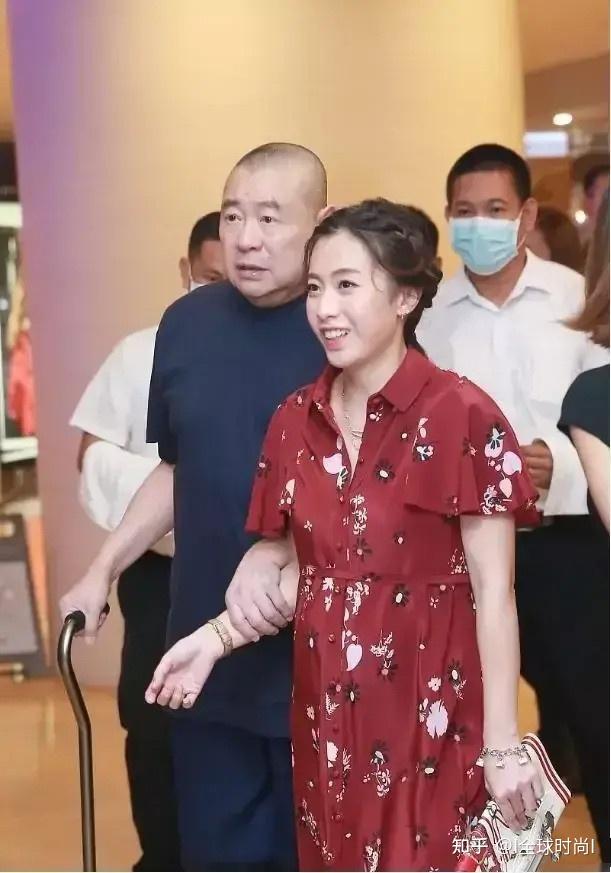 刘銮雄爱妻甘比亮相穿印花连衣裙演绎阔太风差29岁的爱情神话