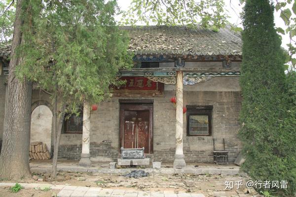 记载:"玄奘,俗姓陈,本名袆,河南洛州缑氏县(今河南省偃师县南境)人