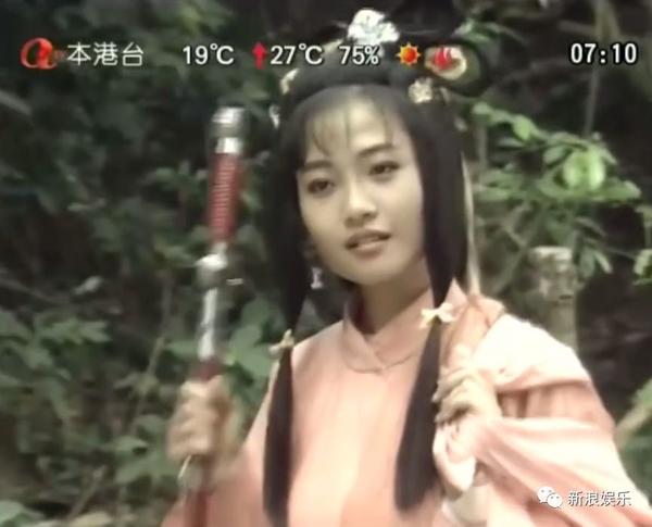 与邓浩光,翁虹共同主演《仙鹤神针》,当时她饰演马君武的师妹李青鸾