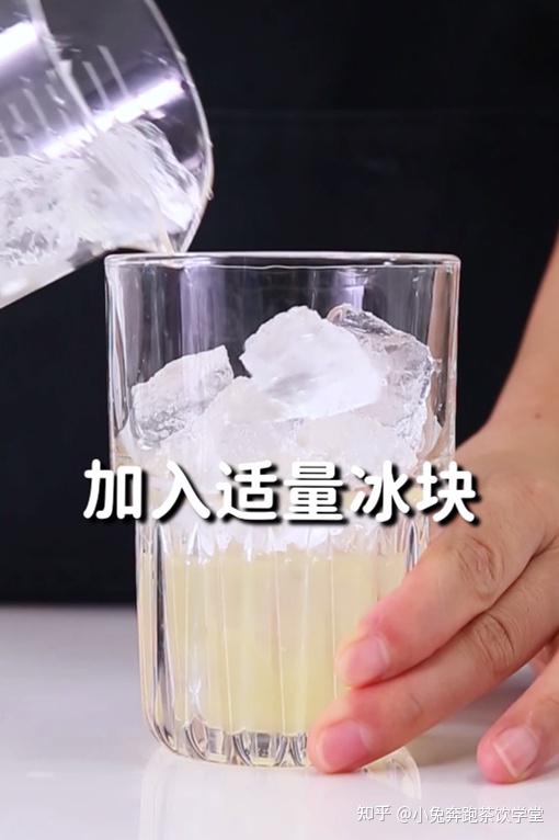 第3步:接着加入适量冰块,1片柠檬片,然后再补充加入适量冰块