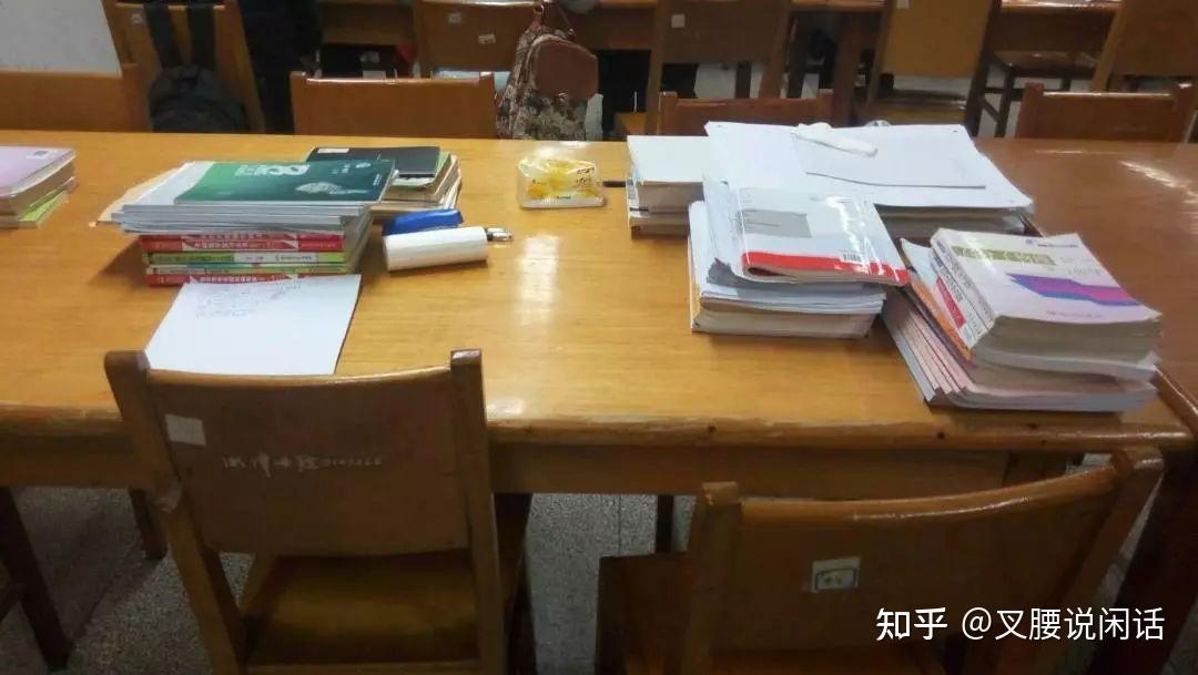 网传沈阳师范大学图书馆考研资料被扔一地备考学子当场崩溃如何看待在