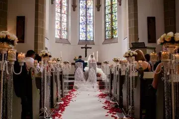 婚礼上摔盘子,锯木头?德国奇怪婚俗大盘点!
