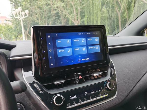 很喜欢这块悬浮的中控屏幕,虽然不是carplay,但像导航之类的功能该有