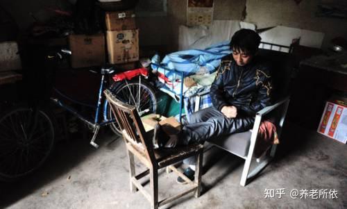 5年来老人每天用倒链吊起瘫痪老伴:老了抱不动了!