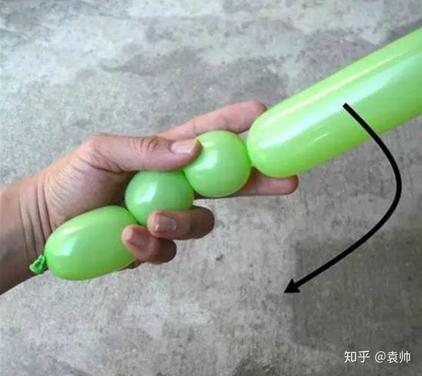 气球造型教程:怎么用长条魔术气球扭小狗
