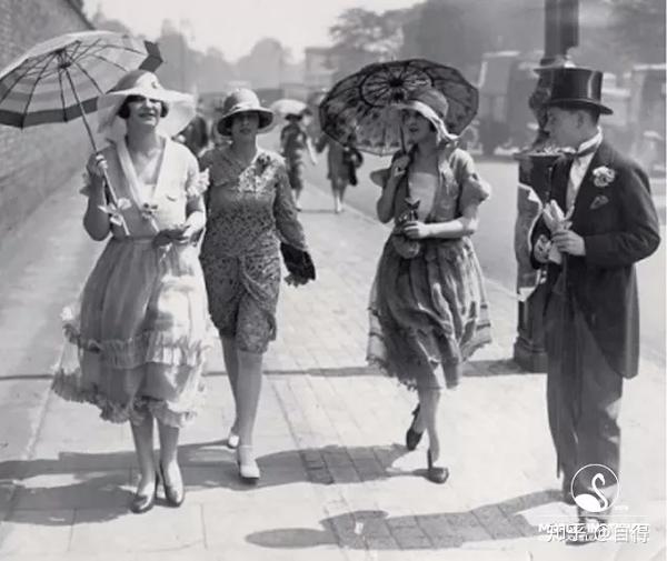 时装百年丨咆哮的1920年代与女性解放