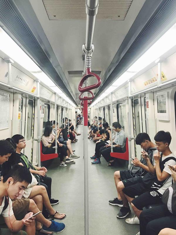 地铁上拍的一张照片,一眼看过去大家都低着头玩手机.