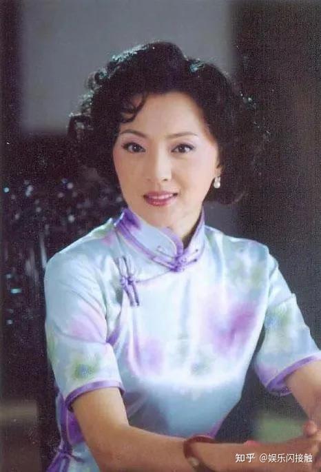 "春晚小品皇后"金玉婷,46岁穿旗袍风韵犹存,优雅知性落落大方